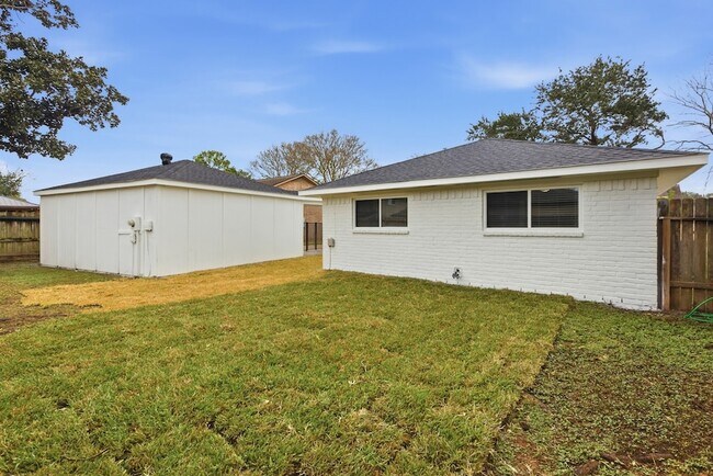 Building Photo - 2906 Colonial Dr