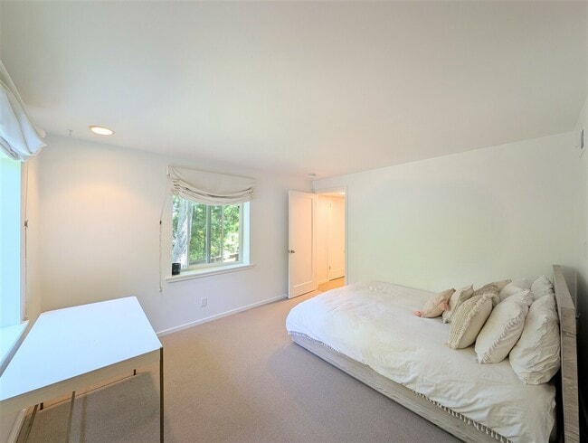 Building Photo - 10 Idalia Ct