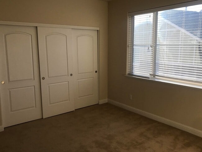 Building Photo - Cute Town-home in Truckee River Town-homes Subdivision