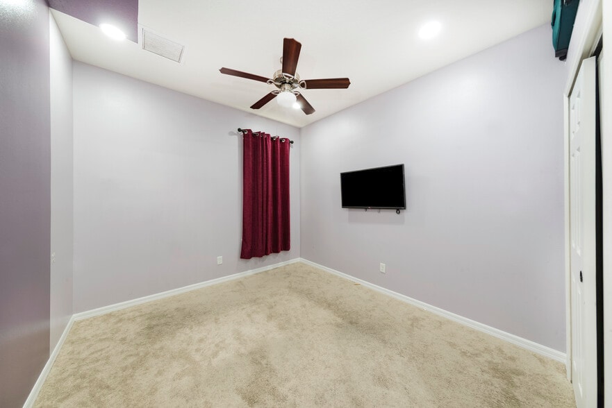 Building Photo - 8811 Tropical Palm Dr