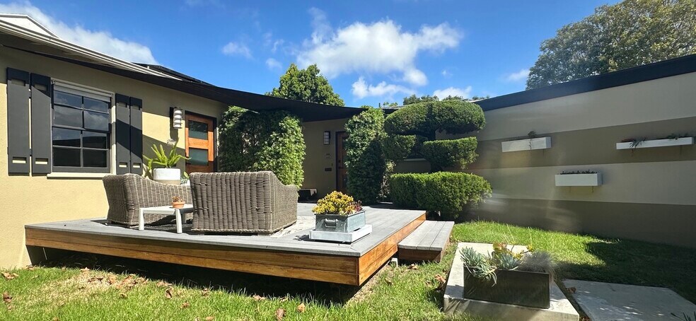large outdoor entertaining deck - 10887 Flaxton St