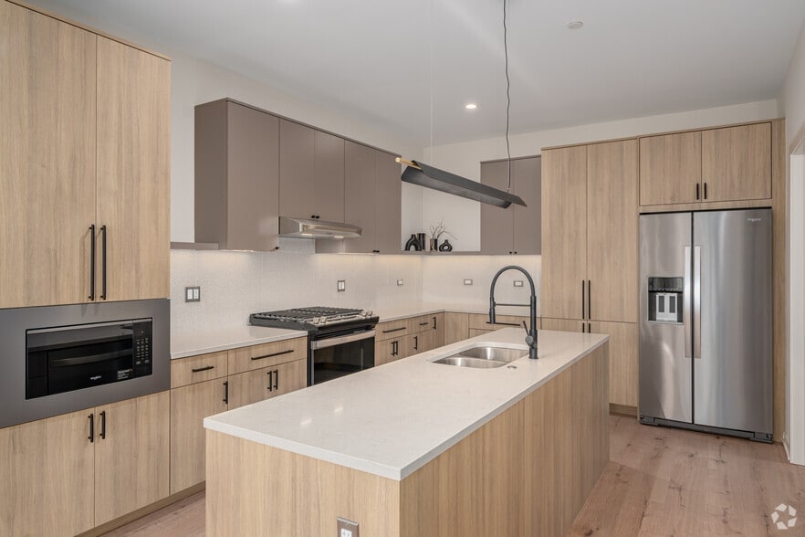 2BR, 2BA - 1,256SF - Kitchen - The Grove - Encore