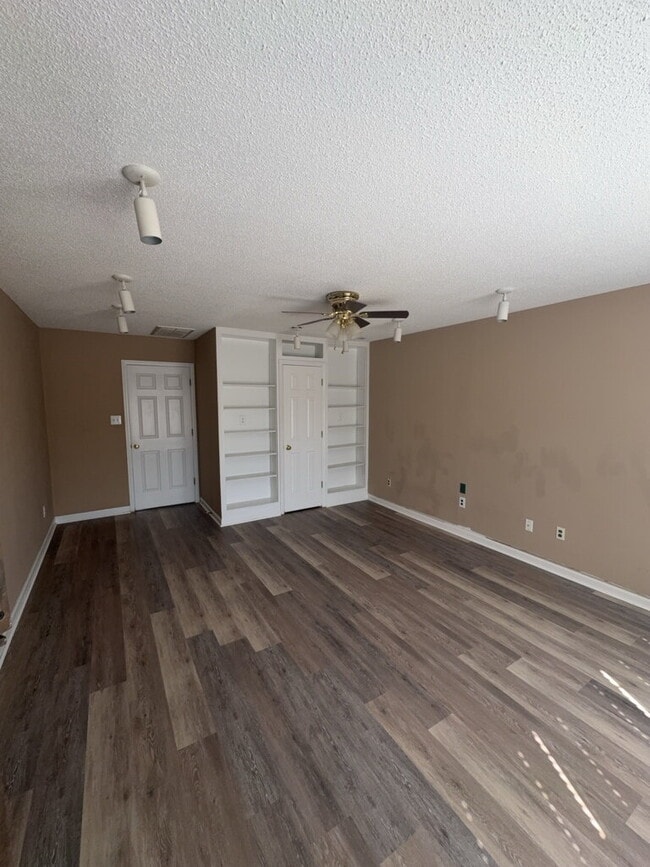 Building Photo - 105 Palamino Ct