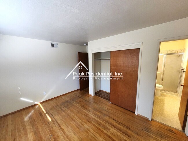 Building Photo - Charming 4bd/2ba Home with Large Backyard
