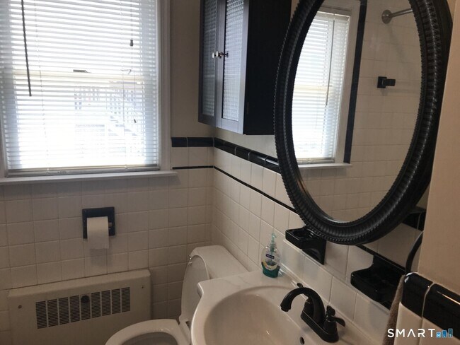 Building Photo - 720 Knapps Hwy