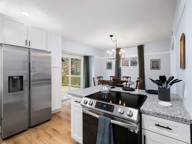 Building Photo - 2010 Chesterland Ave