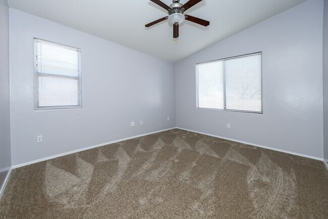 Building Photo - 4005 E Coolbrooke Dr