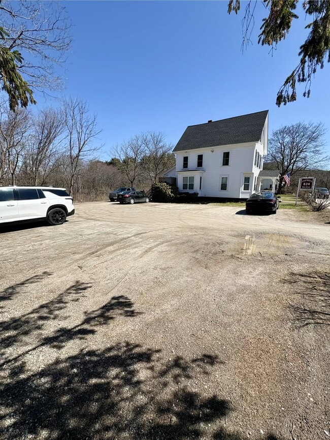 Building Photo - 834 Main St