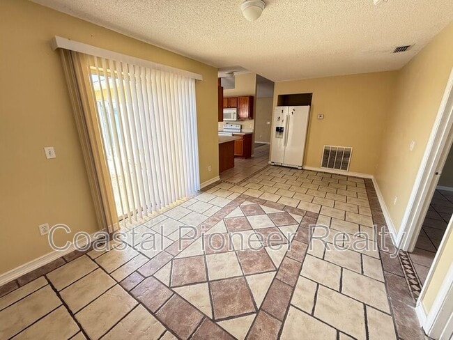 Building Photo - 724 Versailles Ln