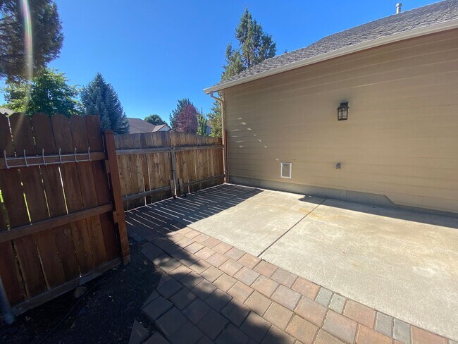 Building Photo - Single Level Charmer, SE Bend Established ...