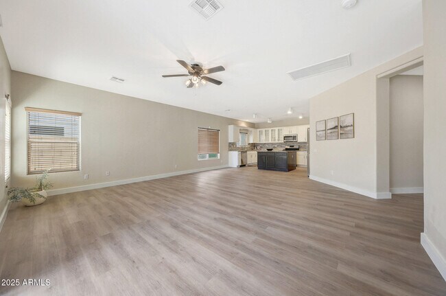 Building Photo - 9423 W Monte Vista Rd