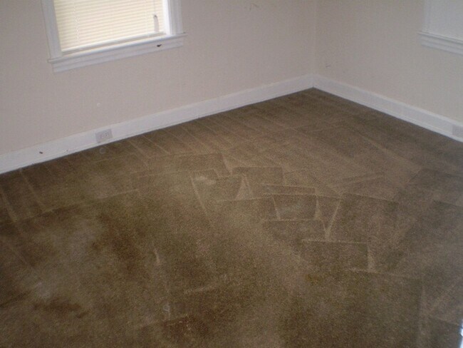 Building Photo - Midfield