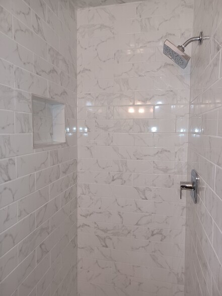 Main bathroom - View 2 - 2208 Clark Ct