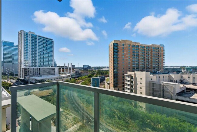 Building Photo - 300 Bowie St