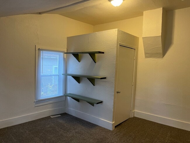 Building Photo - 2 BEDROOM HOUSE READY FOR YOU!