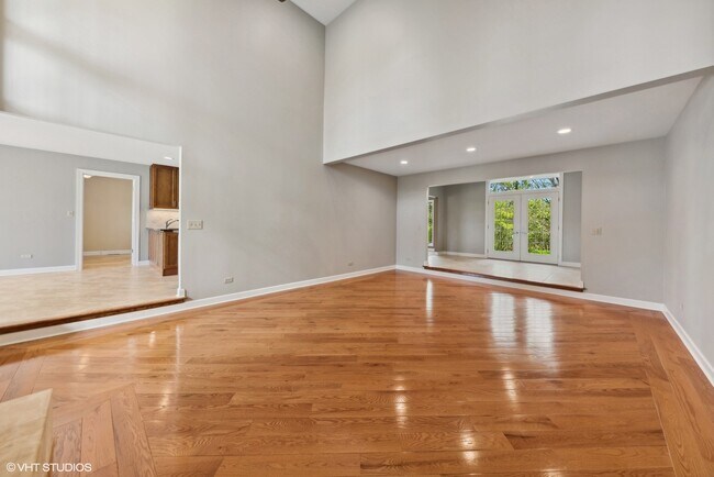 Building Photo - 15020 King Dr