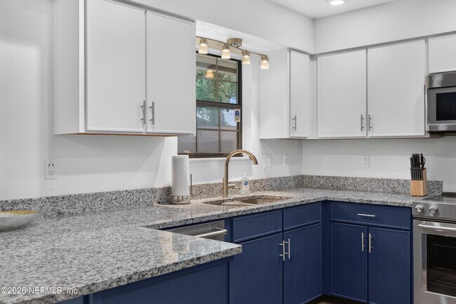 Building Photo - 374 Orchis Rd