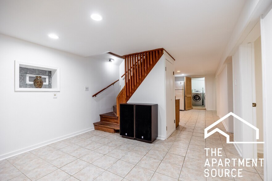 Building Photo - 2305 N Melvina Ave