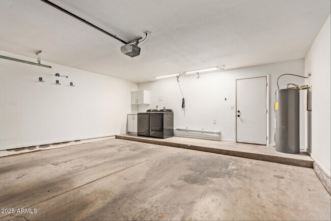 Building Photo - 1424 N Dorsey Ln