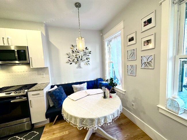 Building Photo - 326 Chelsea St