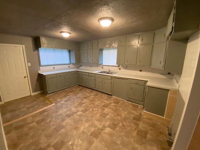 Building Photo - JANUARY MOVE IN SPECIAL!! FIRST MONTH FREE!