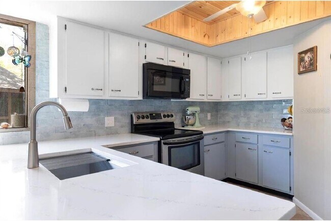 Building Photo - 8 Fairways Cir
