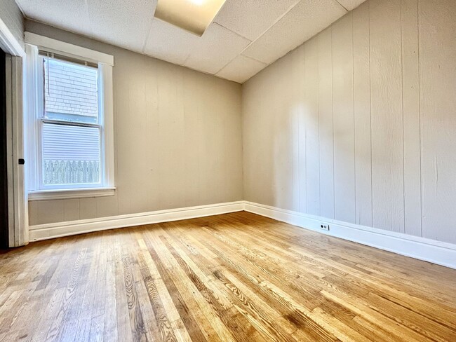 Building Photo - Five Bedroom Home in Muskegon
