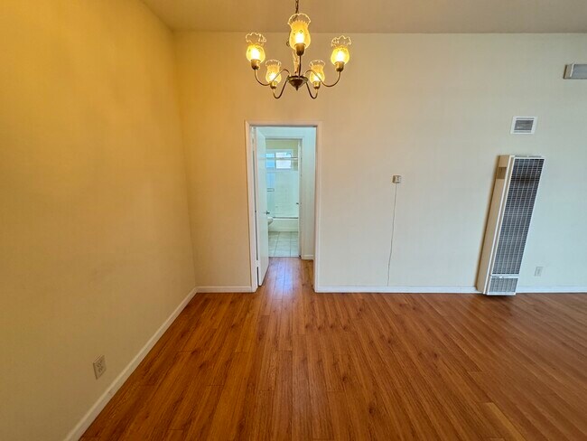 Building Photo - 521 S Manhattan Pl