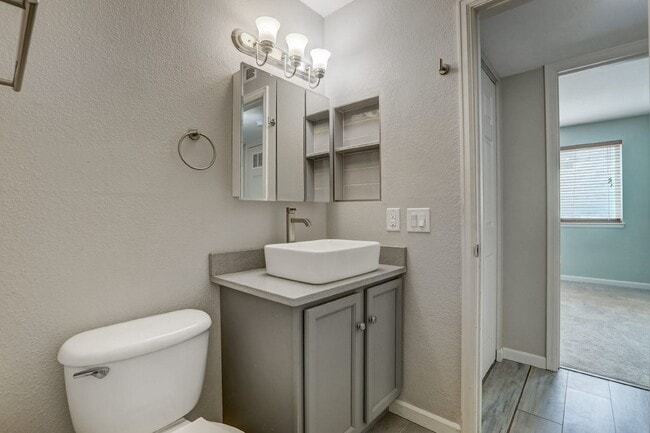 Building Photo - $1,750- 2 Bed 2 Bath Condo in Lakewood wit...