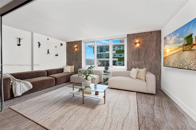 Primary Photo - 2301 Collins Ave