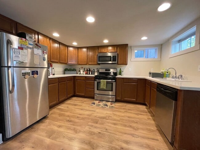 Building Photo - Fantastic Lower Duplex Unit with Washer/Dr...