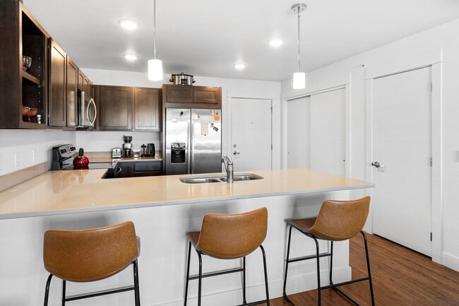 Building Photo - Top Floor-Gorgeous Unit Stunning Views-Luxury