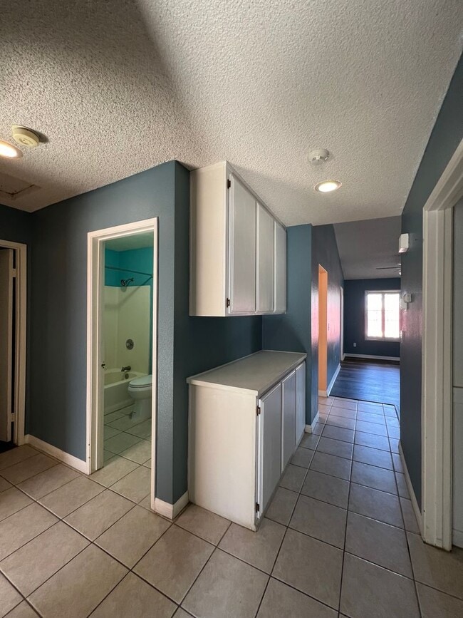 Building Photo - 3 Bedroom 2 Bathroom House with Swimming P...