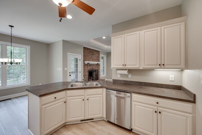 Building Photo - Beautiful 3 bedroom 2 bath Ranch with Bonu...