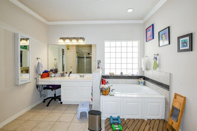 Building Photo - 7608 Janak Dr