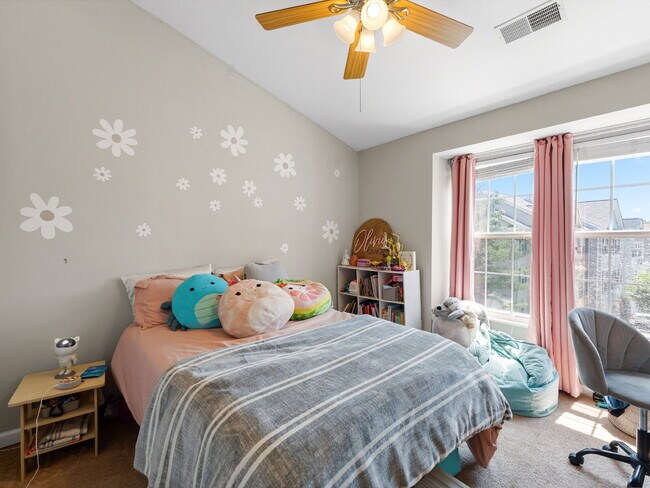 Building Photo - Elegant Colonial Townhome Living in Histor...