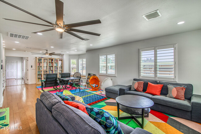 Building Photo - 6205 Brisa Del Mar Dr