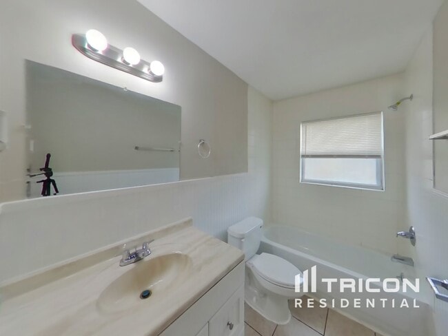 Building Photo - 804 Heidi Rd