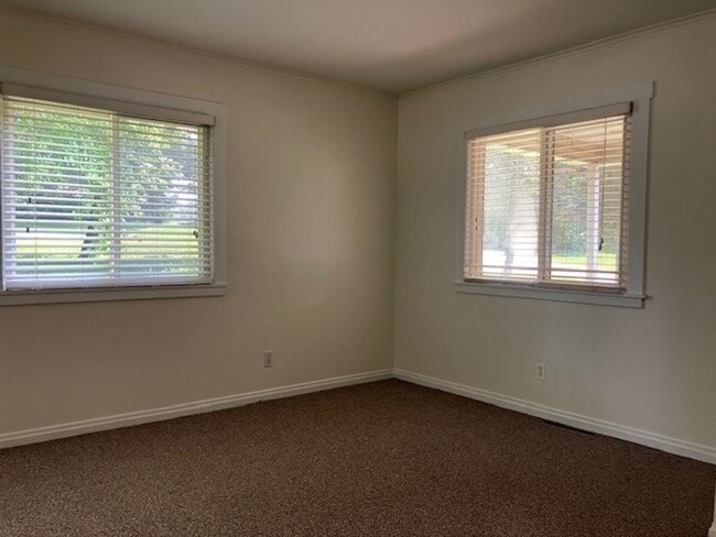 Building Photo - 3-Bedroom 1 Bathroom Lake House!