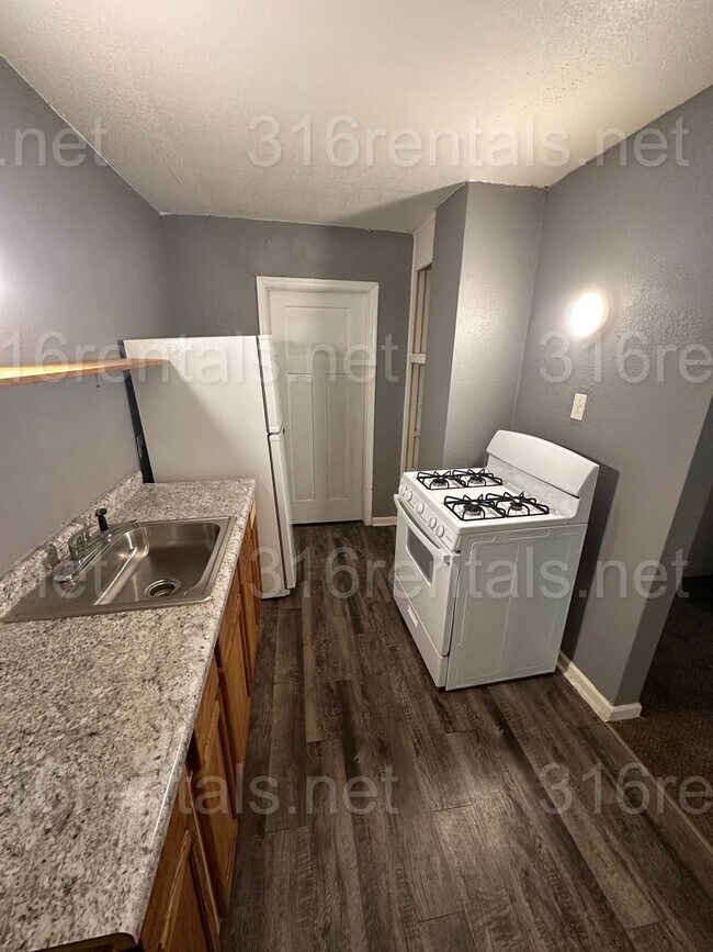 Building Photo - $525 - 1 bed 1 bath - Duplex