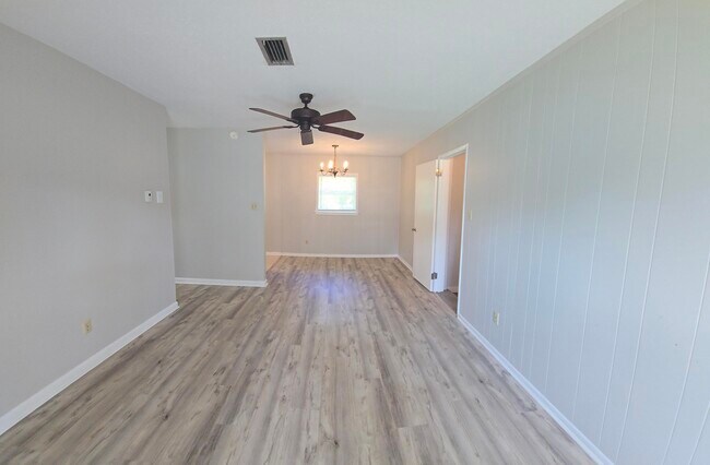 Building Photo - 712 Newport Dr