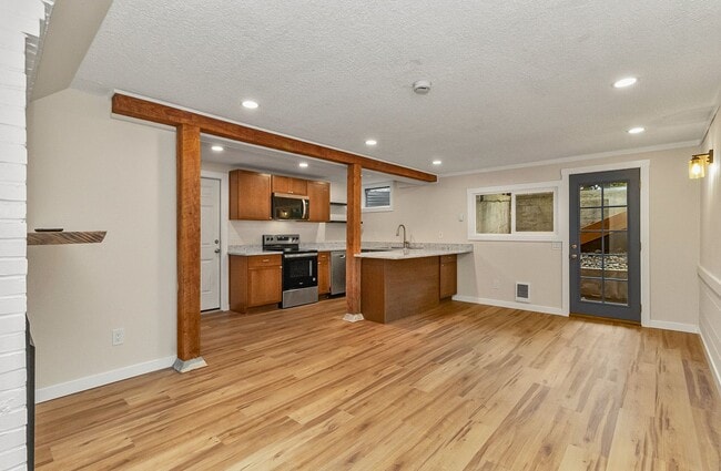 Building Photo - Stylish in Snohomish