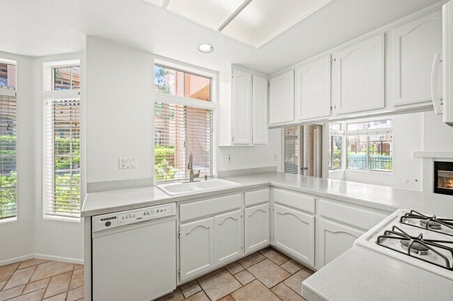 Building Photo - 3581 Cameo Dr
