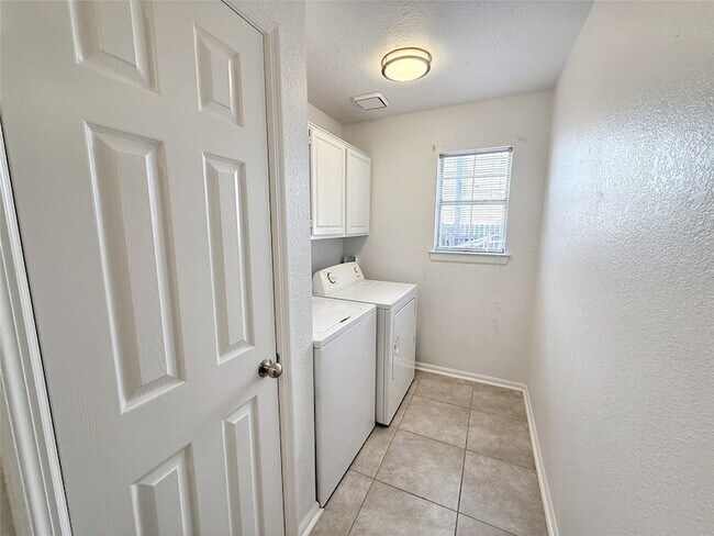 Building Photo - 1713 River Birch Dr