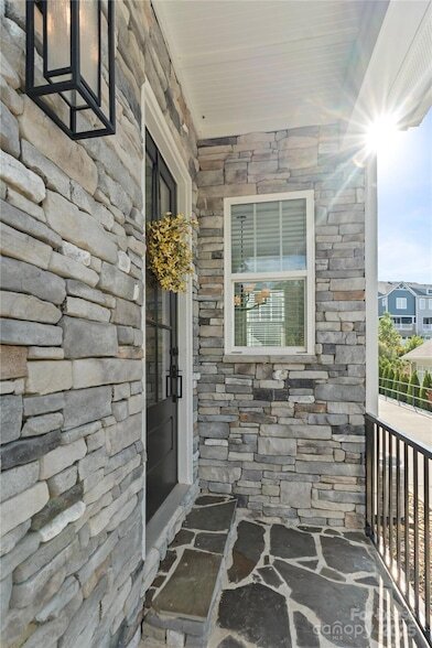 Building Photo - 805 Naples Dr