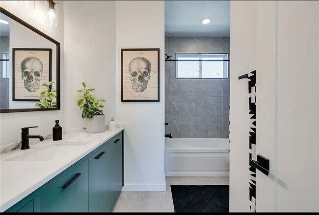 Building Photo - Downtown Okc' s finest!   Sophisticated, C...