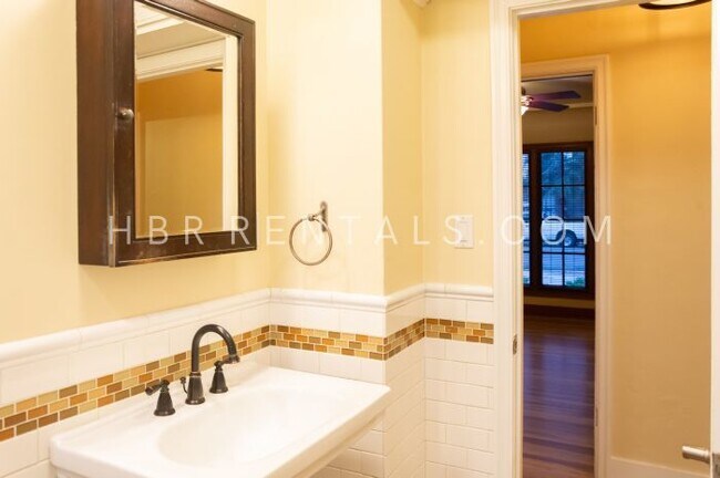 Building Photo - Charming Single-Story Home in the Heart of...