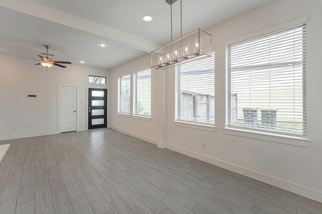 Building Photo - 112 Red Cascade Trl