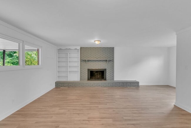 Building Photo - Renovated 4 Bed/ 2 Bath plus office in Mad...