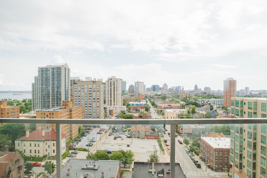 Building Photo - 1840 N Farwell Ave